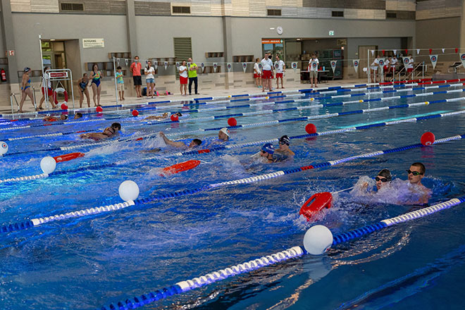 Blick in die Schwimmhalle auf den Wettbewerb der Wasserwacht