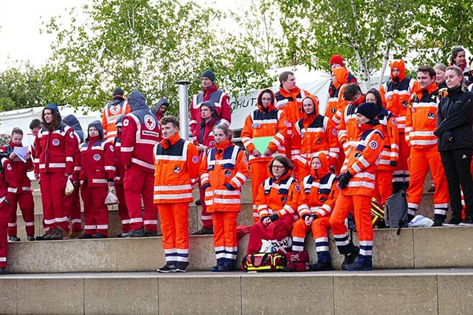 Blick auf die Teilnehmer, die sich zur Eröffnung der Landesmeisterschaften der Wasserwacht Thüringen und Sachsen auf einer Treppe versammelt haben.Thüringen und Sachsen,